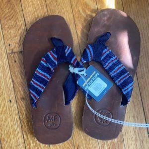 Abercrombie and Fitch flip flop, size small (8)